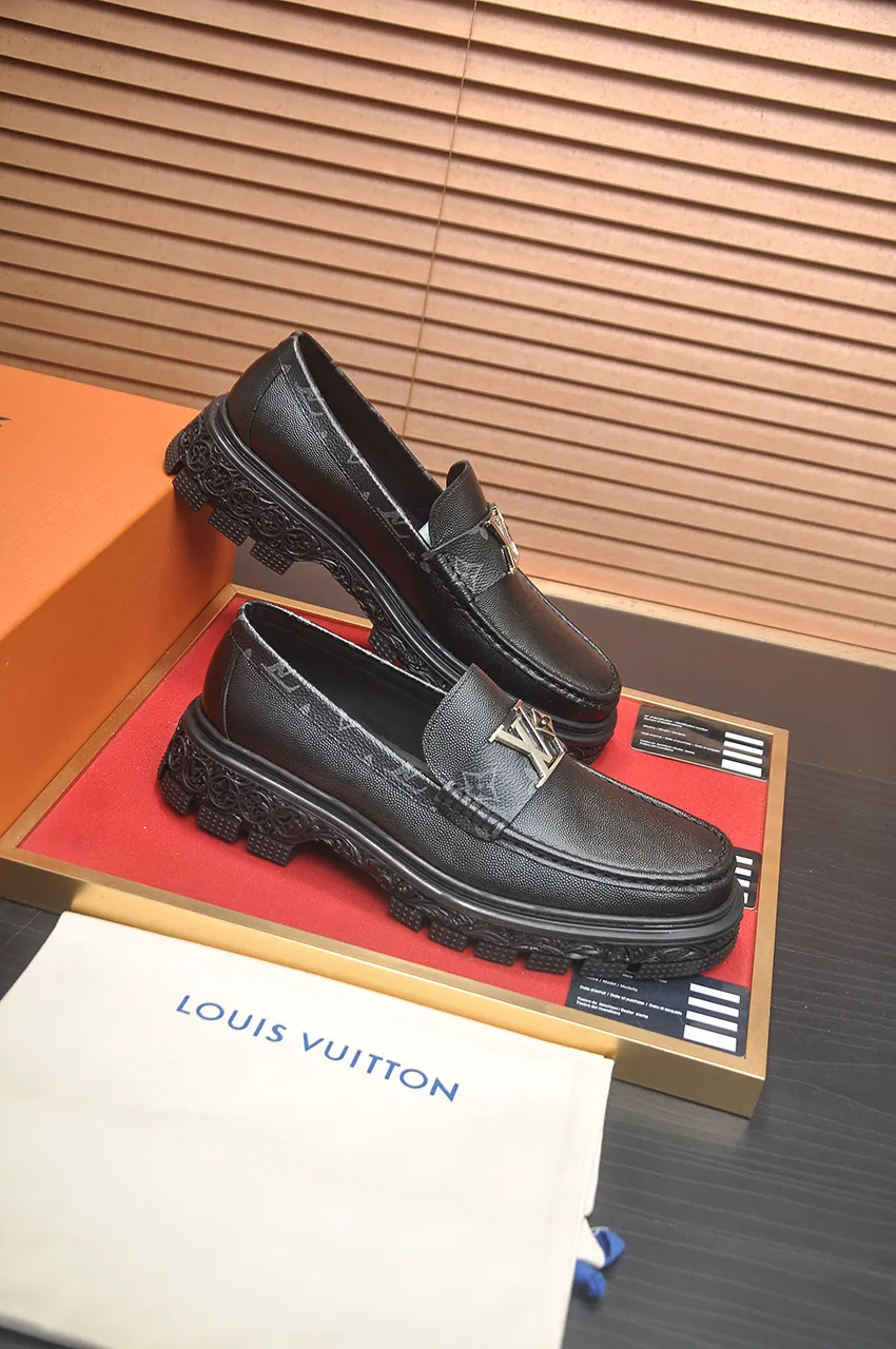 Men's men's shoes 💰760💶 [LV] (original single cowhide lining) 🍀LV's latest genuine leather business suit shoes are launched simultaneously on the official website. The first-layer cowhide imported from Italy is made of heavy gold, 💥official website 1:1 rubber outsole. Versatile to wear, high-end without losing class, and the color combination is extraordinary. This four-season style is alluring when worn on your feet, showing off your big-name flair. Standard code 39-44 (customized at 38.45)